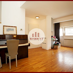 VRBIK Spacious 4-room apartment, 4th floor, excellent location, terrace, storage room