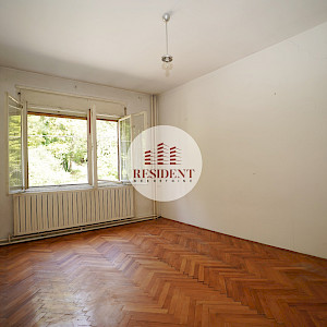 JELENOVAC Kosirnikova ulica, prostran 5soban stan za renovaciju