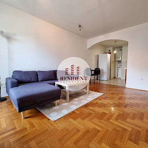 ŠPANSKO Moderan 2soban stan, 4. kat, odlična lokacija, loggia