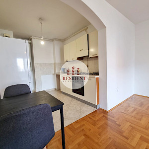 ŠPANSKO Moderan 2soban stan, 4. kat, odlična lokacija, loggia