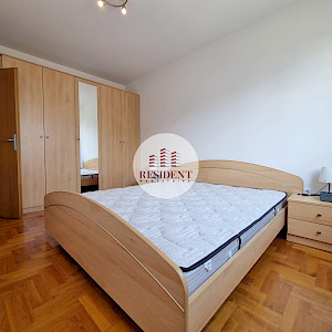 ŠPANSKO Moderan 2soban stan, 4. kat, odlična lokacija, loggia