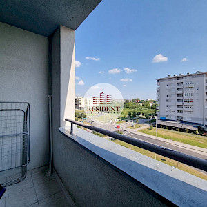 ŠPANSKO Moderan 2soban stan, 4. kat, odlična lokacija, loggia