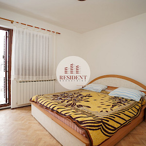 BREGANA Prostran 4soban stan 107 m2 + potkrovlje, 1 kat, parking, mirno okruženje, balkon, BEZ PROVIZIJE