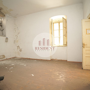 PULA Center, commercial and residential building for renovation NKP 575 m2, top location