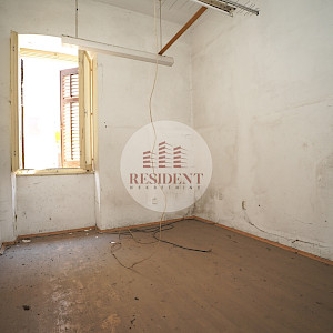 PULA Center, commercial and residential building for renovation NKP 575 m2, top location