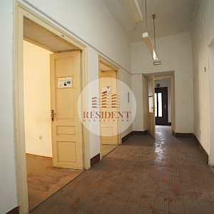 PULA Center, commercial and residential building for renovation NKP 575 m2, top location