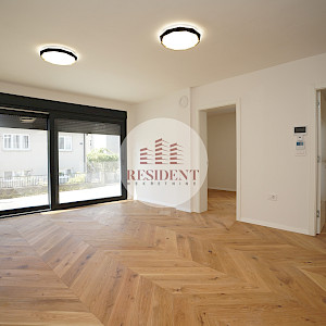 RUDEŠ 3soban stan, novogradnja, 73 m2, prizemlje, parking, terasa, BEZ PROVIZIJE