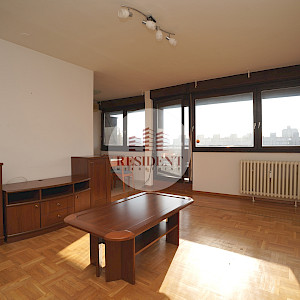 SREDIŠĆE Prostran 3soban stan 82 m2, 9. kat, top lokacija, balkon, spremište