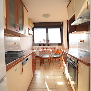 SREDIŠĆE Prostran 3soban stan 82 m2, 9. kat, top lokacija, balkon, spremište