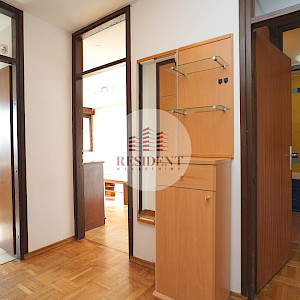 SREDIŠĆE Prostran 3soban stan 82 m2, 9. kat, top lokacija, balkon, spremište