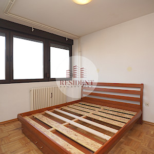 SREDIŠĆE Prostran 3soban stan 82 m2, 9. kat, top lokacija, balkon, spremište