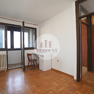 SREDIŠĆE Prostran 3soban stan 82 m2, 9. kat, top lokacija, balkon, spremište