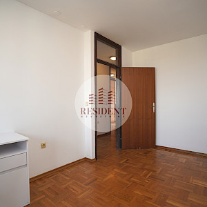 SREDIŠĆE Prostran 3soban stan 82 m2, 9. kat, top lokacija, balkon, spremište