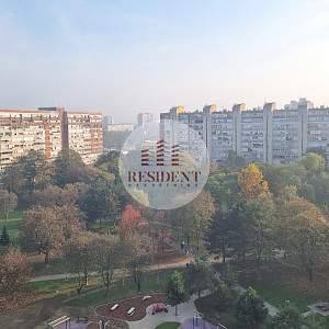 SREDIŠĆE Prostran 3soban stan 82 m2, 9. kat, top lokacija, balkon, spremište