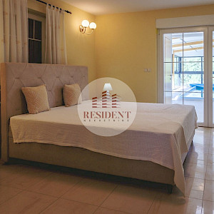 NUŠTAR Luksuzna vila 558 m2, mirno okruženje, bazen