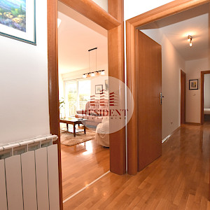 GORNJI BUKOVAC Prostran 4soban stan 101 m2, 2 parkinga, vrt, mirno okruženje, BEZ PROVIZIJE