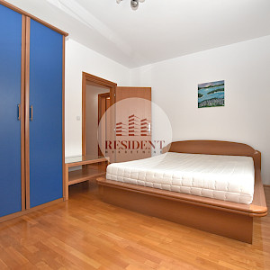 GORNJI BUKOVAC Prostran 4soban stan 101 m2, 2 parkinga, vrt, mirno okruženje, BEZ PROVIZIJE