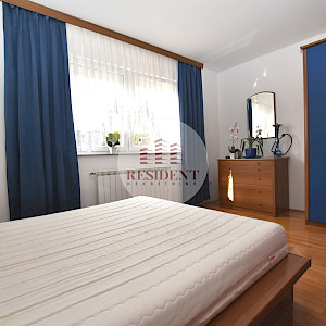 GORNJI BUKOVAC Prostran 4soban stan 101 m2, 2 parkinga, vrt, mirno okruženje, BEZ PROVIZIJE