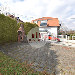 GORNJI BUKOVAC Prostran 4soban stan 101 m2, 2 parkinga, vrt, mirno okruženje, BEZ PROVIZIJE