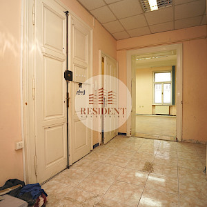 ZAGREB Center - Spacious 4-bedroom apartment 120 m2 + parking, 1st floor, top location, balcony, storage room, NO COMMISSION