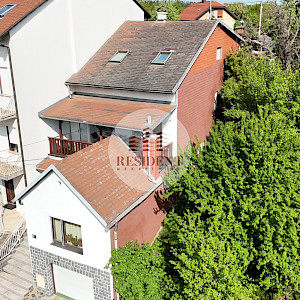 KUSTOŠIJA Obiteljska kuća sa 3 etaže, dvorište, garaža, mirno okruženje