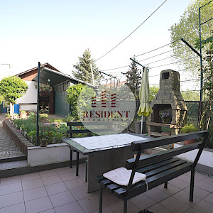 KUSTOŠIJA Obiteljska kuća sa 3 etaže, dvorište, garaža, mirno okruženje