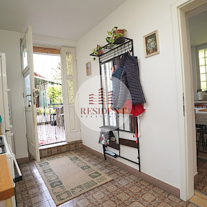 KUSTOŠIJA Obiteljska kuća sa 3 etaže, dvorište, garaža, mirno okruženje