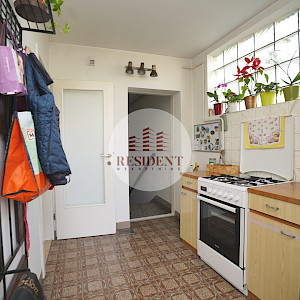 KUSTOŠIJA Obiteljska kuća sa 3 etaže, dvorište, garaža, mirno okruženje