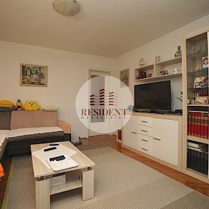 KUSTOŠIJA Obiteljska kuća sa 3 etaže, dvorište, garaža, mirno okruženje