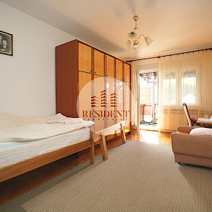 KUSTOŠIJA Obiteljska kuća sa 3 etaže, dvorište, garaža, mirno okruženje