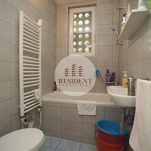 KUSTOŠIJA Obiteljska kuća sa 3 etaže, dvorište, garaža, mirno okruženje