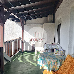 KUSTOŠIJA Obiteljska kuća sa 3 etaže, dvorište, garaža, mirno okruženje