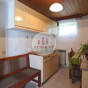 KUSTOŠIJA Obiteljska kuća sa 3 etaže, dvorište, garaža, mirno okruženje