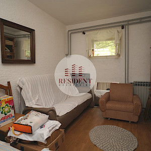 KUSTOŠIJA Obiteljska kuća sa 3 etaže, dvorište, garaža, mirno okruženje