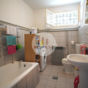 KUSTOŠIJA Obiteljska kuća sa 3 etaže, dvorište, garaža, mirno okruženje