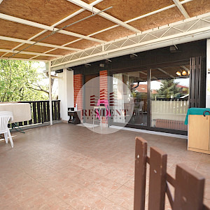 KUSTOŠIJA Obiteljska kuća sa 3 etaže, dvorište, garaža, mirno okruženje