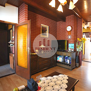 KUSTOŠIJA Obiteljska kuća sa 3 etaže, dvorište, garaža, mirno okruženje