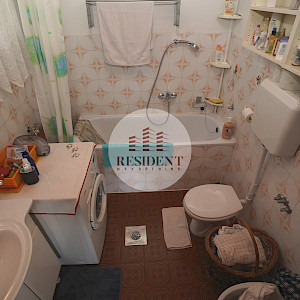 KUSTOŠIJA Obiteljska kuća sa 3 etaže, dvorište, garaža, mirno okruženje