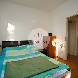 ČRNOMEREC Prostran 3soban stan 73 m2 + vrt 270 m2 + 2 parkinga, mirno okruženje, BEZ PROVIZIJE