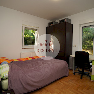 ČRNOMEREC Prostran 3soban stan 73 m2 + vrt 270 m2 + 2 parkinga, mirno okruženje, BEZ PROVIZIJE