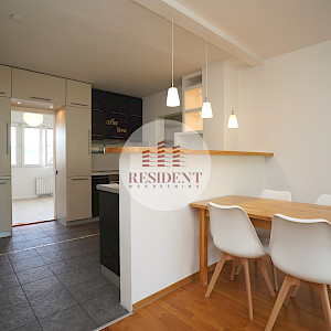 NAJAM - ŠPANSKO Komforan 3soban stan 71 m2, 4. kat, odlična lokacija, loggia