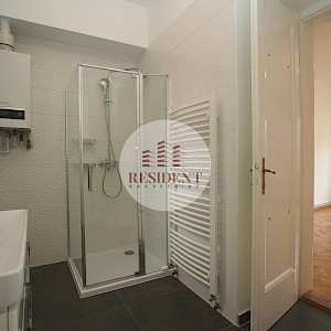 NAJAM - CENTAR Prostran 4soban stan 103 m2, 1. kat, top lokacija, BEZ PROVIZIJE