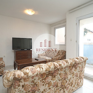 TRNAVA Ugodan 4soban stan 72 m2 + terasa + tavan, 1. kat, parking, BEZ PROVIZIJE