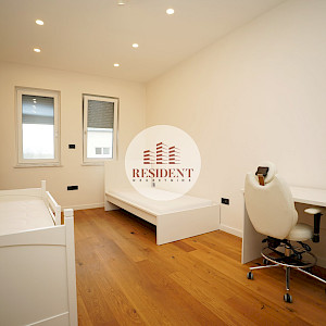 BLATO Luksuzna obiteljska kuća 323 m2, mirno okruženje, BEZ PROVIZIJE