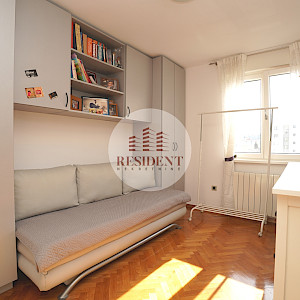 ŠPANSKO Komforan 4soban stan 80 m2, 3. kat, top lokacija, loggia, garaža, spremište