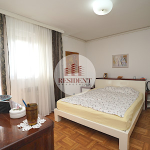 NAJAM - RAVNICE Prostran 4soban 88 m2, 5. kat, TOP lokacija, garaža, lift, 2 balkona, BEZ PROVIZIJE
