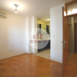 NAJAM - VRBANI 3 Funkcionalan jednosoban stan 38 m2, 3. kat, top lokacija, loggia, balkon