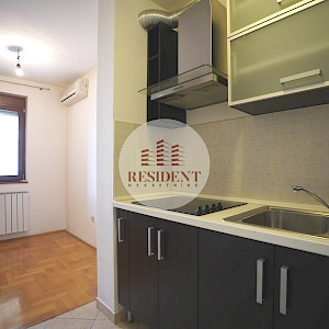 NAJAM - VRBANI 3 Funkcionalan jednosoban stan 38 m2, 3. kat, top lokacija, loggia, balkon
