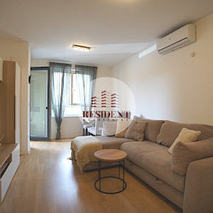 ŠPANSKO Moderan 2soban stan 49 m2 + GPM, novogradnja, 1. kat, top lokacija, balkon, spremište, BEZ PROVIZIJE